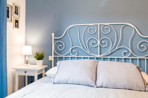 uma cama com uma cabeceira azul num quarto em TOLEDOMUS em Toledo