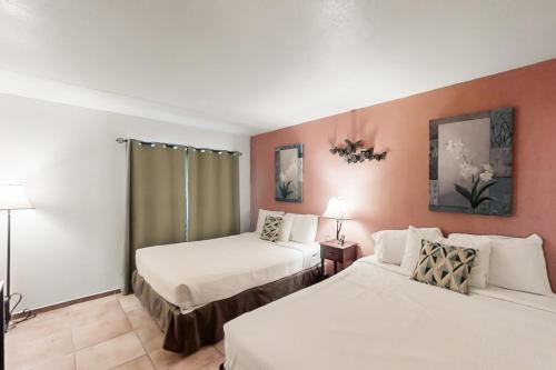 um quarto de hotel com duas camas e duas lâmpadas em Gulfview I #207 em South Padre Island