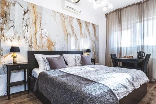 sypialnia z łóżkiem i malowidłem ściennym w obiekcie National Plus w Zagrzebiu