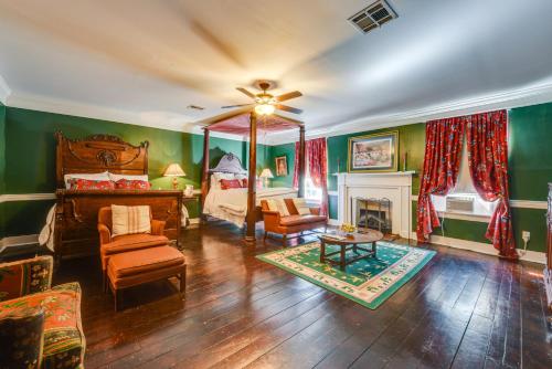ein Wohnzimmer mit einem Bett und einem Kamin in der Unterkunft Historic Woodville Estate with Pool Pets Welcome! in Woodville