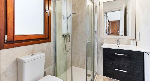 ein Bad mit einer Dusche, einem WC und einem Waschbecken in der Unterkunft Villa HG21 Olympus in Kouklia