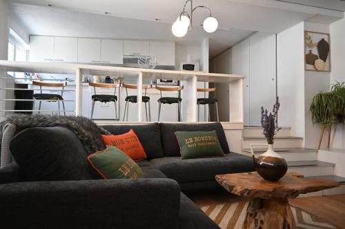 un salon avec un canapé et une table dans l'établissement Le Grillon AX, à Ax-les-Thermes