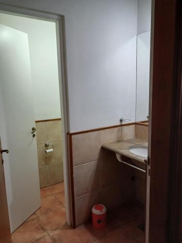 Baño pequeño con lavabo y espejo en Casa Azcuénaga, zona turística en Tandil