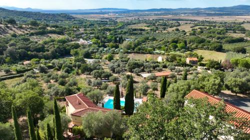 una vista aerea di una villa con piscina e alberi di Madonna del Poggio B&B a Scarlino