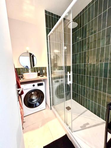 La salle de bains est pourvue d'un lave-linge et d'une douche. dans l'établissement Cosy flat in the heart of Marseille, à Marseille