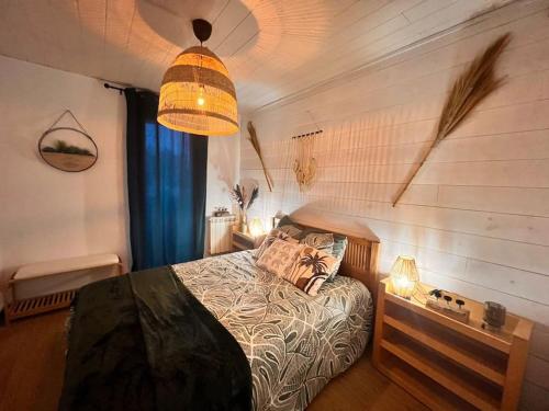 Un dormitorio con una cama y una lámpara. en appartement, 3 chambres, vue panoramique, parking, accès ville, en Brignoles