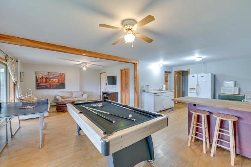 Gambar di galeri bagi Charming New York Chalet with Hot Tub and Game Room! di Preston Hollow