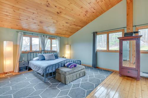 - une chambre avec un lit et un plafond en bois dans l'établissement Charming New York Chalet with Hot Tub and Game Room!, à Preston Hollow