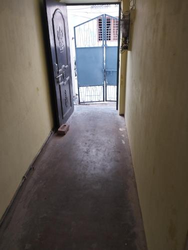 een lege hal met een deur en een poort bij Sri Viswanatham guest House in Varanasi