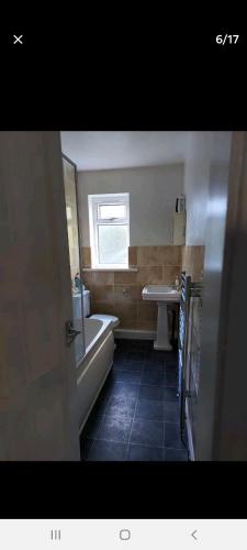 uma casa de banho com uma banheira e um lavatório e uma banheira em Stes place em Liverpool
