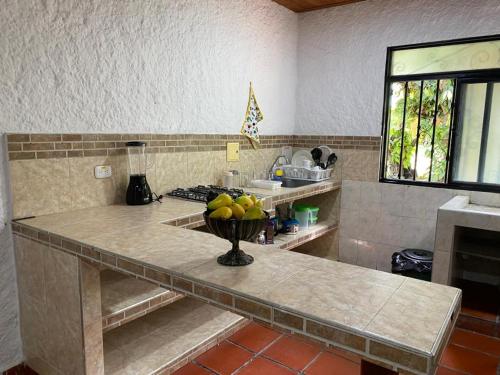 eine Küche mit einer Schale Obst auf der Theke in der Unterkunft Villa Zunilda in Rivera