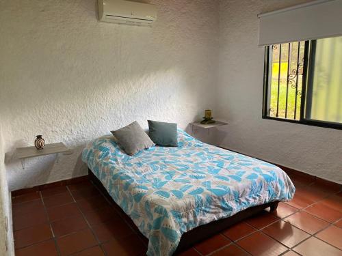 um quarto com uma cama com duas almofadas em Villa Zunilda em Rivera