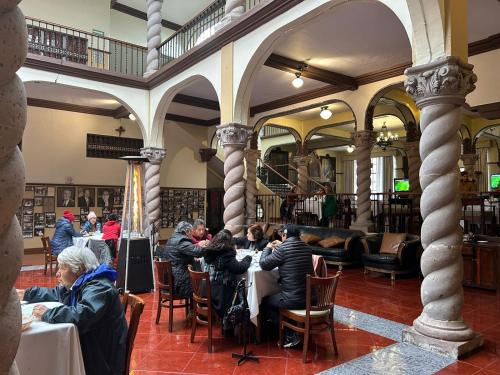 a group of people sitting at tables in a restaurant at HOTEL VIRREYNAL in Teziutlán