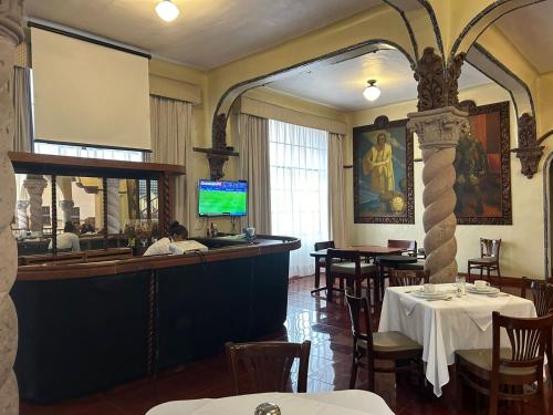 a restaurant with a bar with tables and chairs at HOTEL VIRREYNAL in Teziutlán