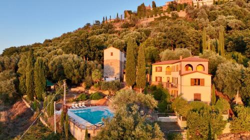 une maison sur une colline avec une piscine dans l'établissement Madonna Del Poggio CAV, à Scarlino