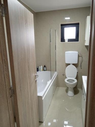 ein Badezimmer mit einem WC, einer Badewanne und einem Waschbecken in der Unterkunft Apartman SARA in Vršac