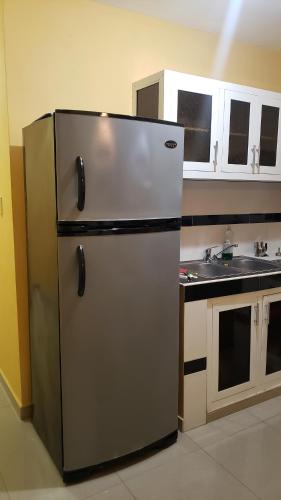 einen Kühlschrank aus Edelstahl in der Küche in der Unterkunft Petite Lounge in Los Paredones