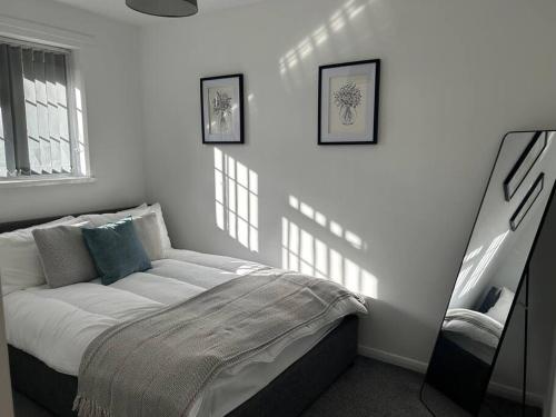 - une chambre avec un lit dans une pièce dotée de fenêtres dans l'établissement Atlantic House, Walking Distance to Cardiff Bay and City Centre with Parking, à Cardiff