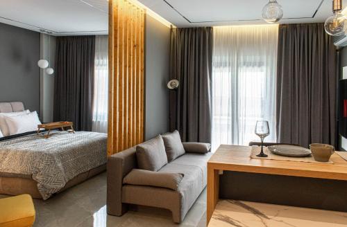 Postel nebo postele na pokoji v ubytování Aether Home - Modern & Luxe Stay with 65 TV by TT