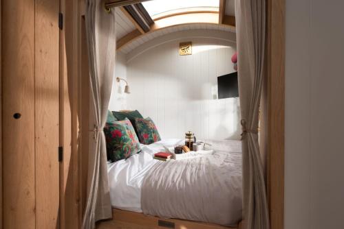 1 dormitorio con 1 cama en una habitación con ventana en Willow, Devon Heaven Hideaways, Nr Exeter, en Kenton