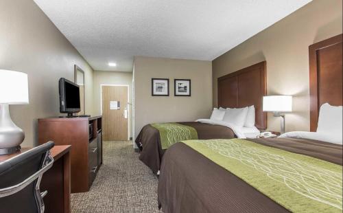 pokój hotelowy z 2 łóżkami i telewizorem z płaskim ekranem w obiekcie Briarwood Inn w mieście Jackson