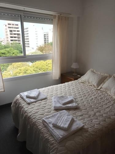 a bedroom with a bed with towels on it at DEPTO 2 Y 62 CON COCHERA PROPIA in La Plata
