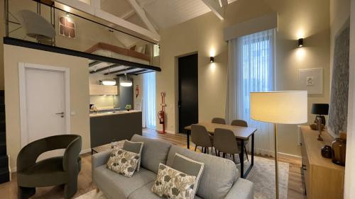 ein Wohnzimmer mit einem Sofa und einem Tisch in der Unterkunft MyTrip Porto in Matosinhos