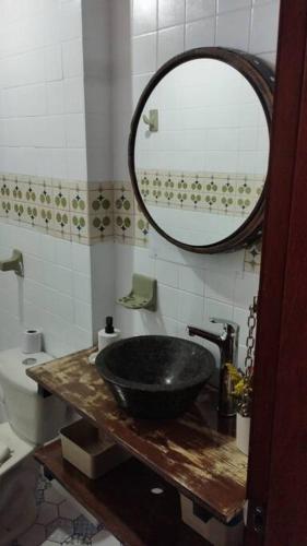 uma casa de banho com um lavatório preto e um espelho em Hotel Mamma Mia em Duitama
