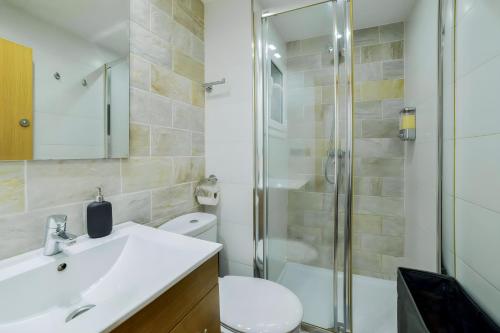 a bathroom with a toilet sink and a shower at Apartamento en Barcelona para familias y parejas in Barcelona