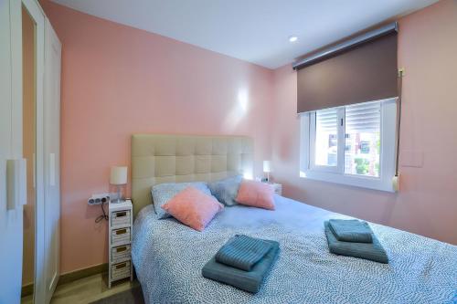 a bedroom with a bed with two pillows on it at Apartamento en Barcelona para familias y parejas in Barcelona
