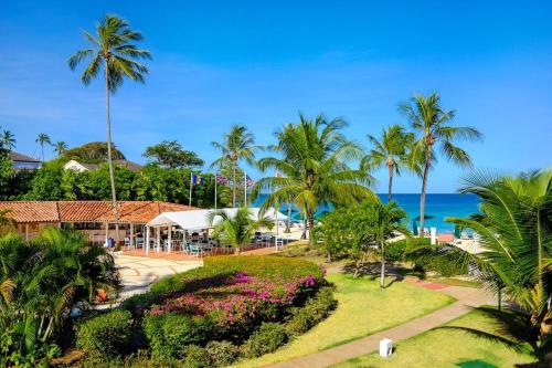- une vue sur un complexe avec des palmiers et l'océan dans l'établissement Condos at Glitter Bay Estate by Blue Sky Luxury, à Saint James