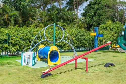 - une aire de jeux avec toboggan dans un parc dans l'établissement Condos at Glitter Bay Estate by Blue Sky Luxury, à Saint James