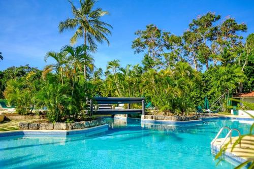 una piscina en el complejo en Condos at Glitter Bay Estate by Blue Sky Luxury en Saint James