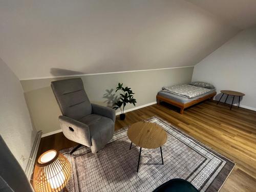 sala de estar con silla y cama en Suite 4 SZ-Lichtenberg, en Salzgitter