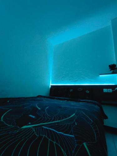 Teko的住宿－RDTROOM TRANSIT At Aeropolis，一间卧室配有带蓝光电视