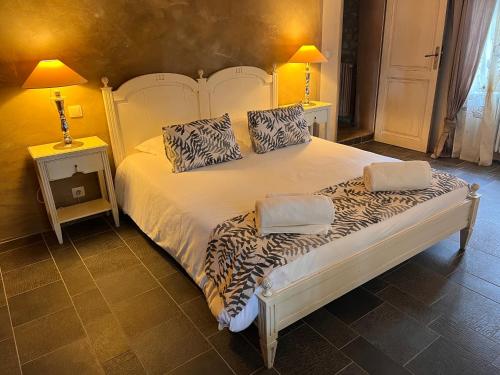 Postel nebo postele na pokoji v ubytování La Paradisse – exceptional Provençal farmhouse (18th century)