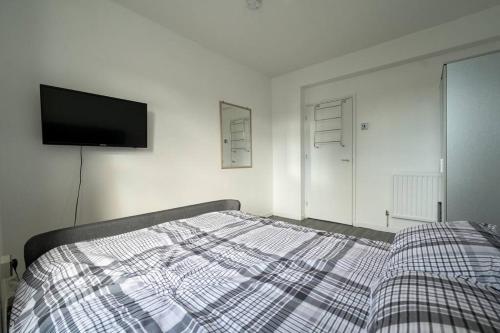 1 dormitorio con 1 cama y TV de pantalla plana en Stunning apartment in Dulwich, en Londres