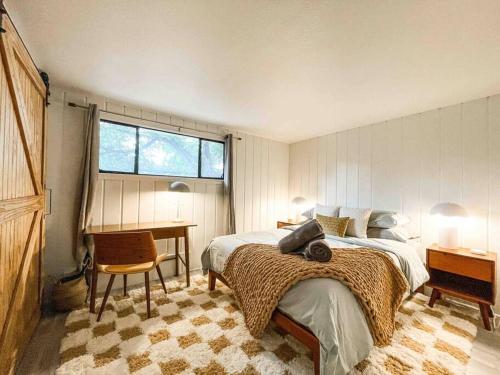 コロラドスプリングスにあるMountain View Apartment / stylish / cozy / centralのベッドルーム1室(ベッド1台、テーブル、デスク付)