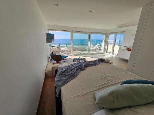 una camera con letto e vista sull'oceano di Villa Dune Luxury Roof Top Pool Wellness a Gallipoli
