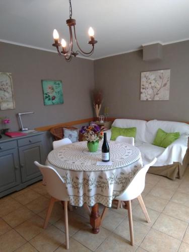 un salon avec une table et un canapé dans l'établissement Location gîte Olive en Provence, à Vaison-la-Romaine