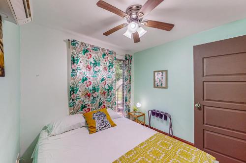 um quarto com uma cama e uma ventoinha de tecto em Nueva Villa Paraíso Four Villas em Lagunillas