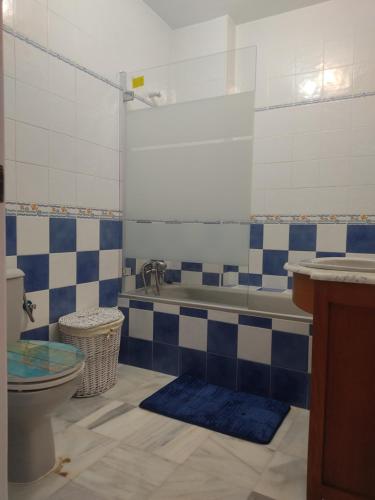 La salle de bains est pourvue d'une baignoire, de toilettes et d'un lavabo. dans l'établissement Apartamento Sunbeach, à Torremolinos