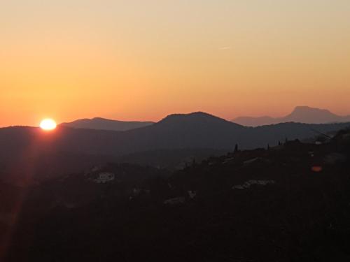 Photo de la galerie de l'établissement Villa avec piscine et vue exceptionnelle dans domaine au calme, à La Londe-les-Maures