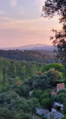 Photo de la galerie de l'établissement Villa avec piscine et vue exceptionnelle dans domaine au calme, à La Londe-les-Maures