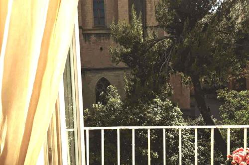 einen Balkon mit Blick auf ein Gebäude in der Unterkunft MARIA ROSARIA A SANTA CHIARA in Neapel