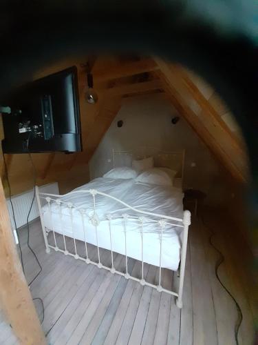 een bed op de zolder van een kamer bij Individuelle stilvolle Maisonettewohnung mit zwei Schlafzimmern, zwei Bädern und Sauna am Rothaarsteig in Hilchenbach