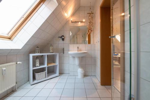 プレローにあるBernsteintraum Apartment 60のバスルーム(洗面台、トイレ、シャワー付)
