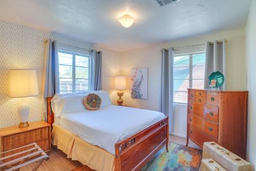 ein Schlafzimmer mit einem Bett, einer Kommode und einem Fenster in der Unterkunft Centrally Located Tucson Home with Fenced-In Yard! in Tucson