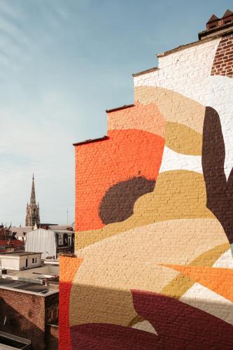 un mur avec une fresque représentant un ours dessus dans l'établissement Edgar Suites Lille - Faidherbe, à Lille