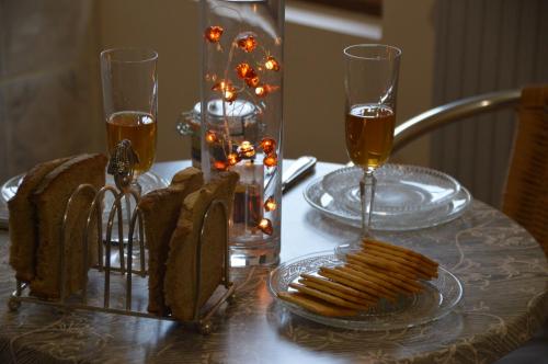 una mesa con dos copas de vino y un plato de comida en nuit romantique de retour de Chine, en Aubigny-sur-Nère